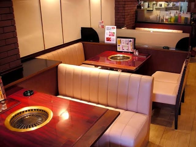 高松文八 本店 店内（ボックス席）